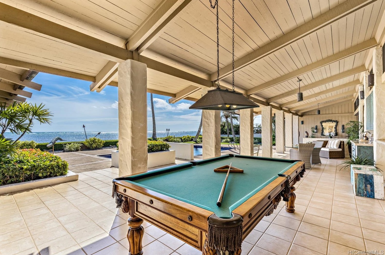 1065 Kaimoku Pl, Honolulu HI  96821-1438 exterior