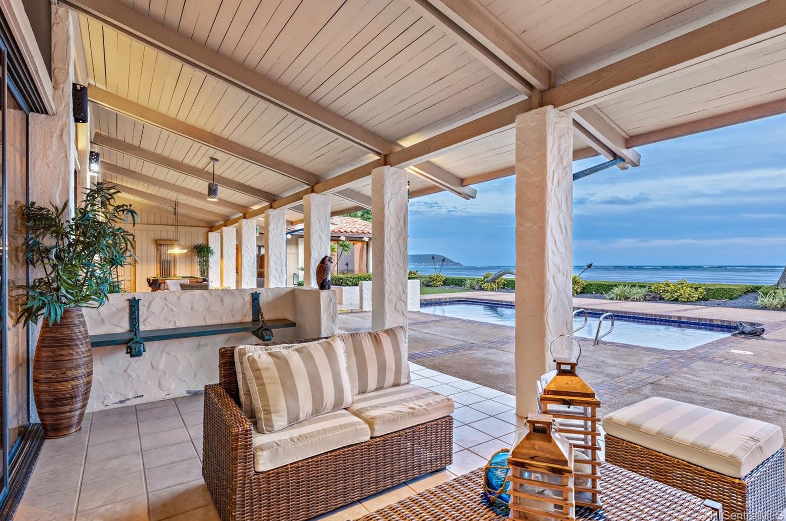1065 Kaimoku Pl, Honolulu, HI 96821-1438