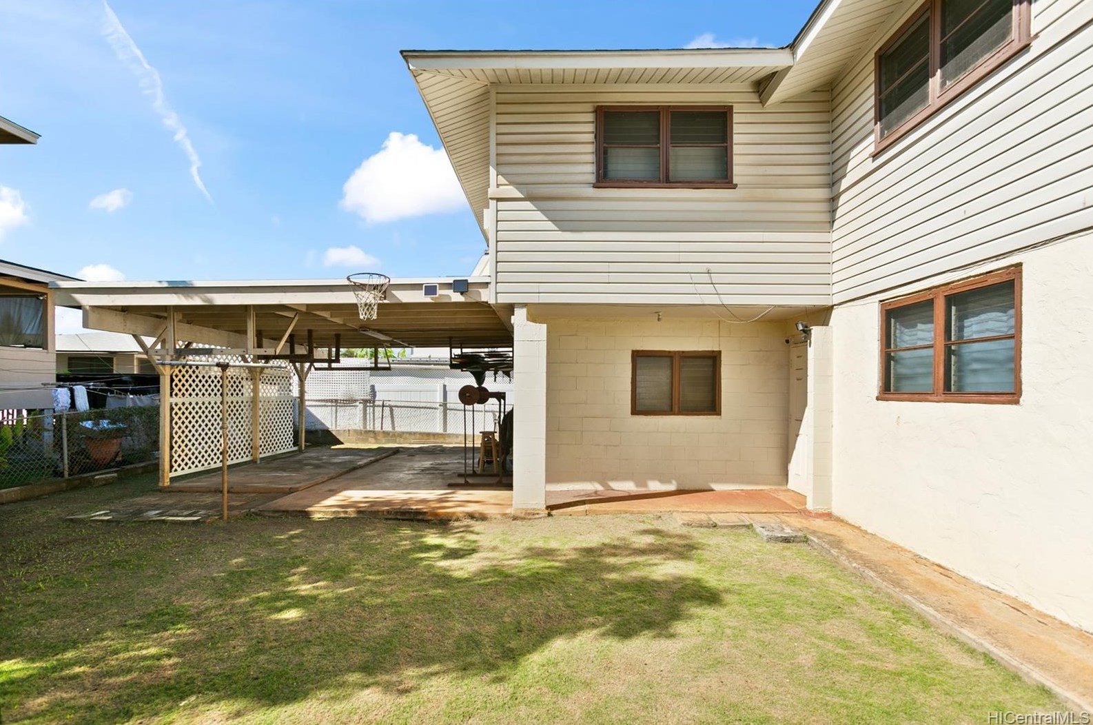 94-947 Awanani St, Waipahu, HI 96797-3246