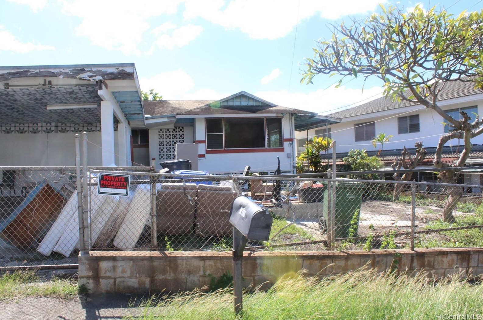 94-391 Kahuanani St, Waipahu, HI 96797-3527