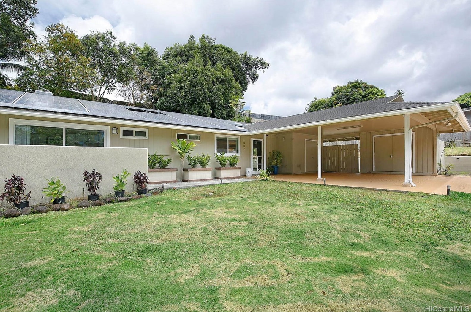 1002 Lunaai St, Kailua, HI 96734-4632