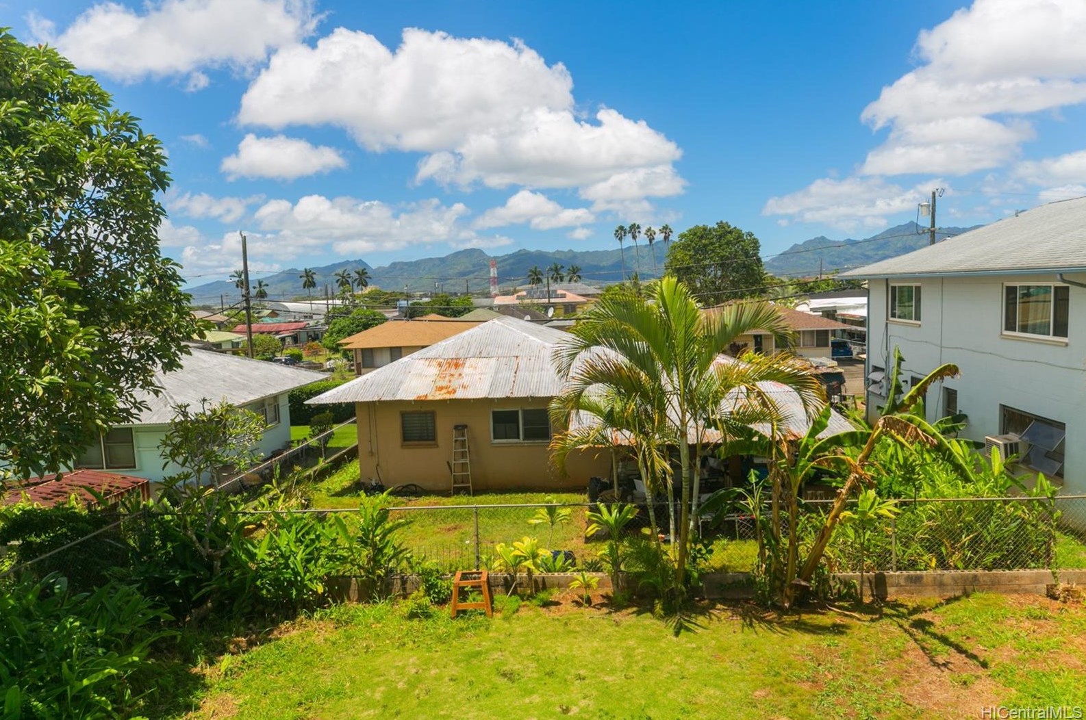 279 Valley Ave, Wahiawa HI  96786-2427 exterior