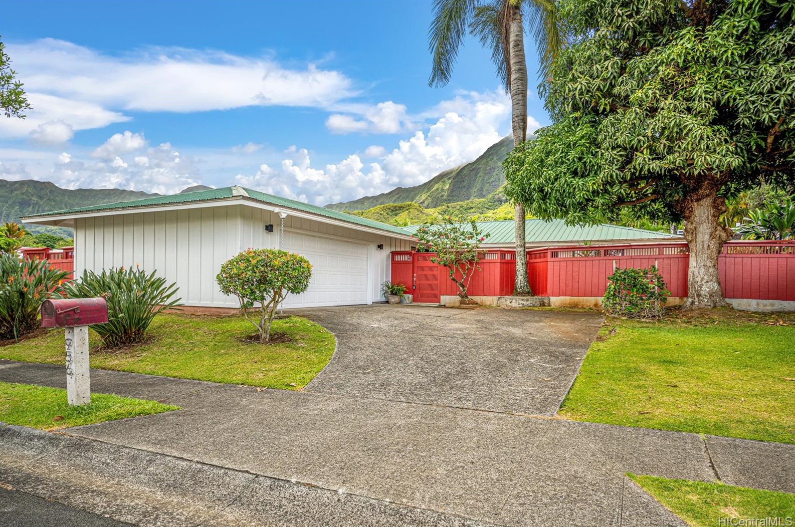 956 Lunahelu St, Kailua, HI 96734-4613