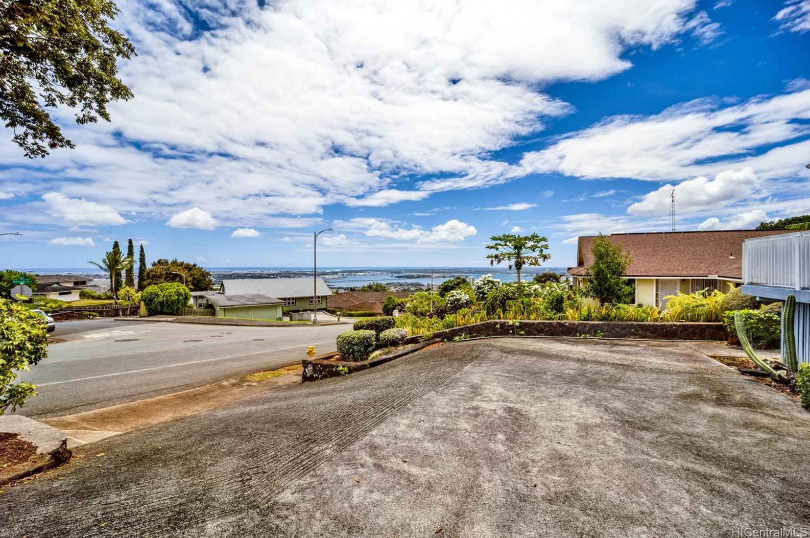 98-1112 Kaonohi St, Aiea, HI 96701