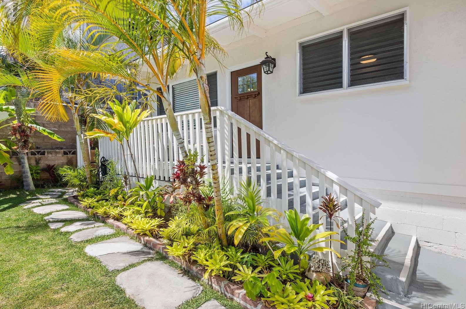 1381 Nanialii St, Kailua, HI 96734-3748