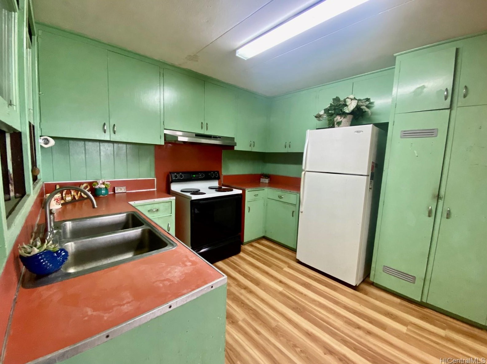 604 Hoomalu St, Pearl City HI 96782-2708 exterior