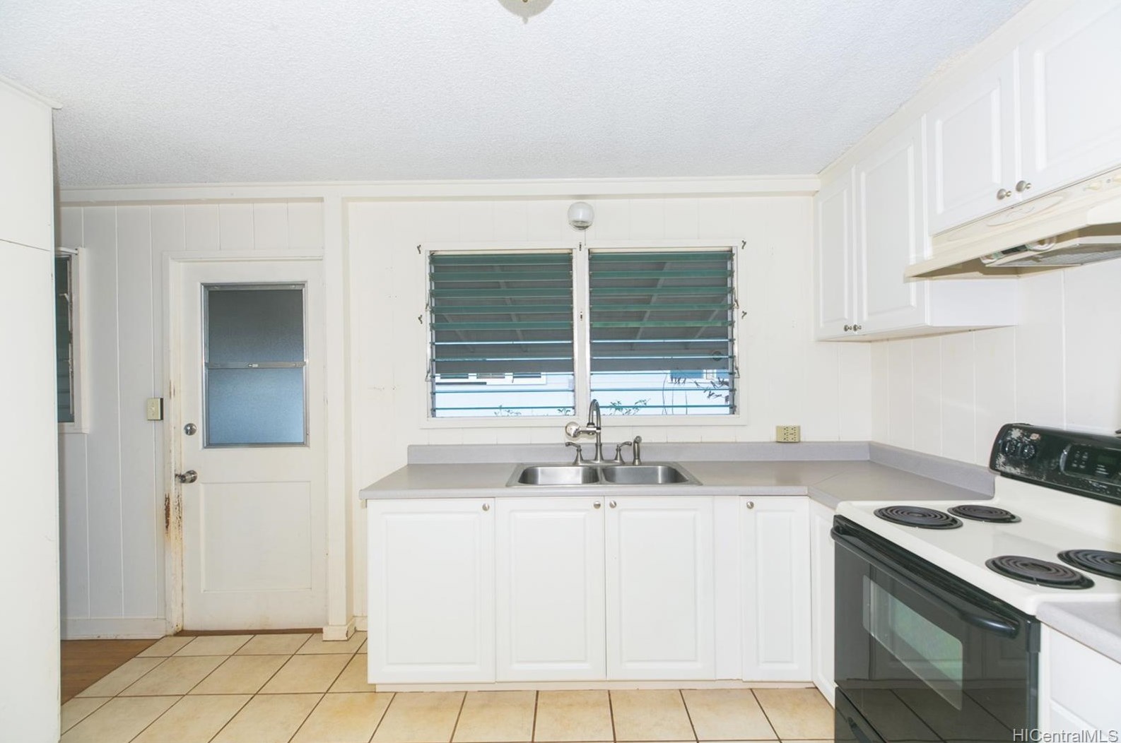 1086 Kaweloka St, Pearl City HI 96782-2082 exterior