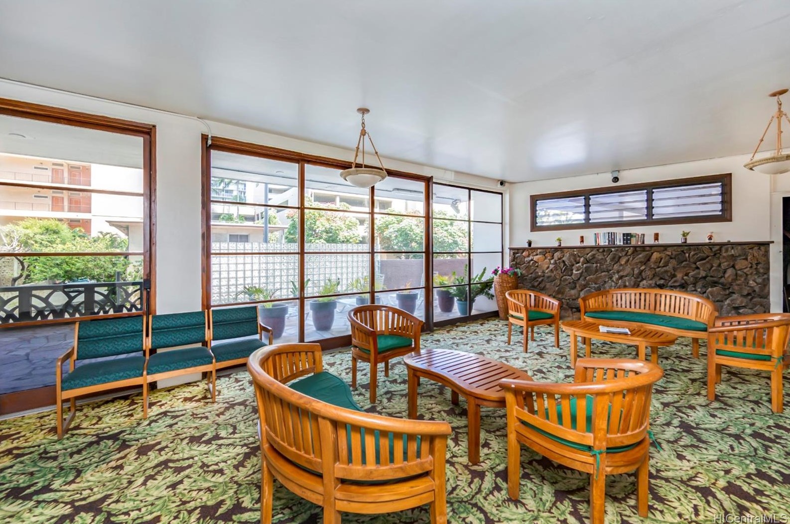 445 Kaiolu St, Honolulu HI 96815-2276 exterior