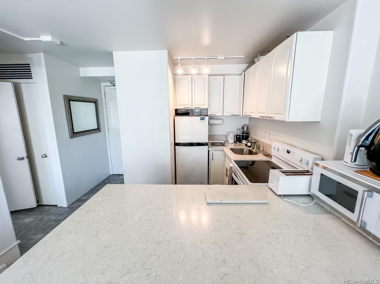 445 Kaiolu St, Honolulu HI 96815-2276 exterior