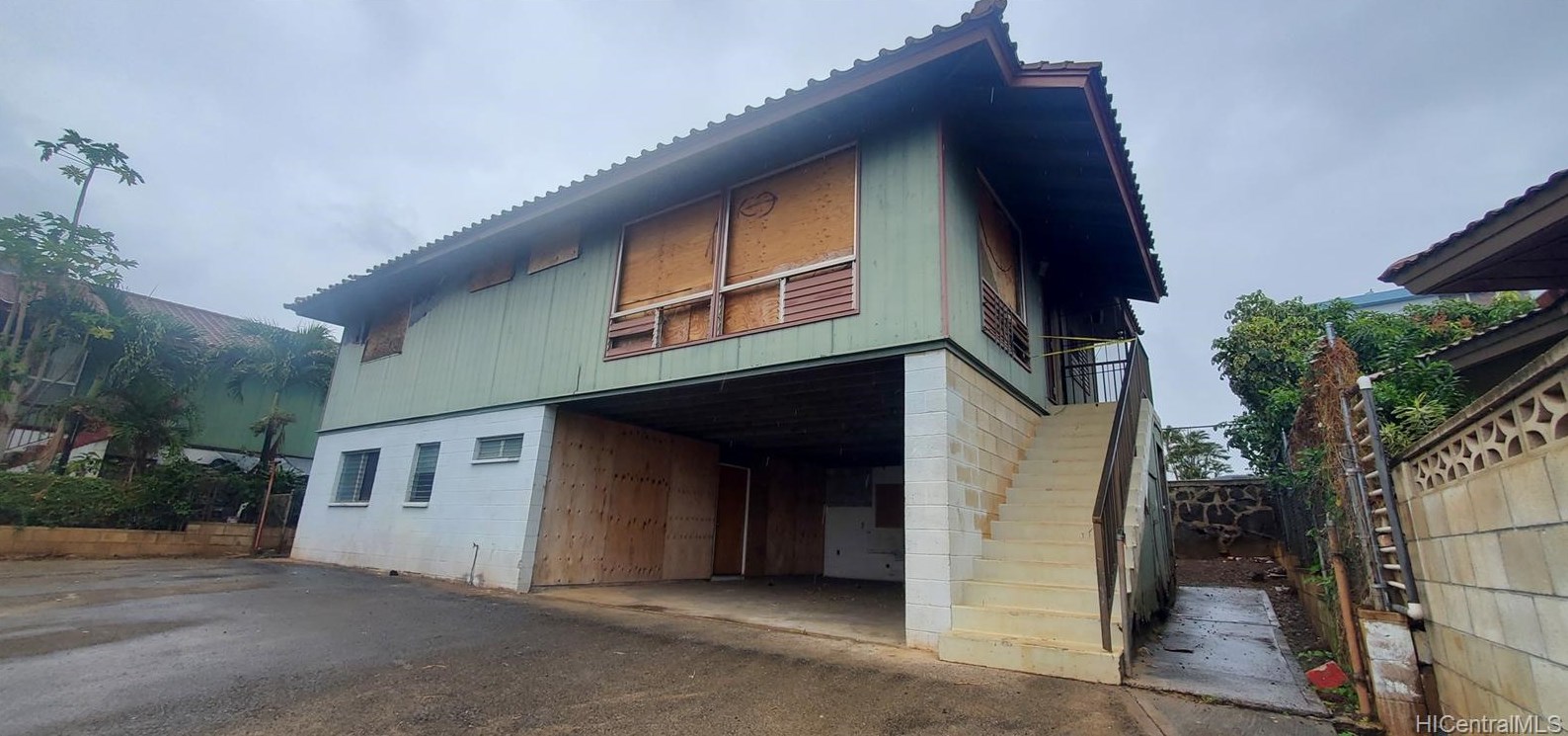 94-043 Waikele Loop, Waipahu HI  96797-2640 exterior