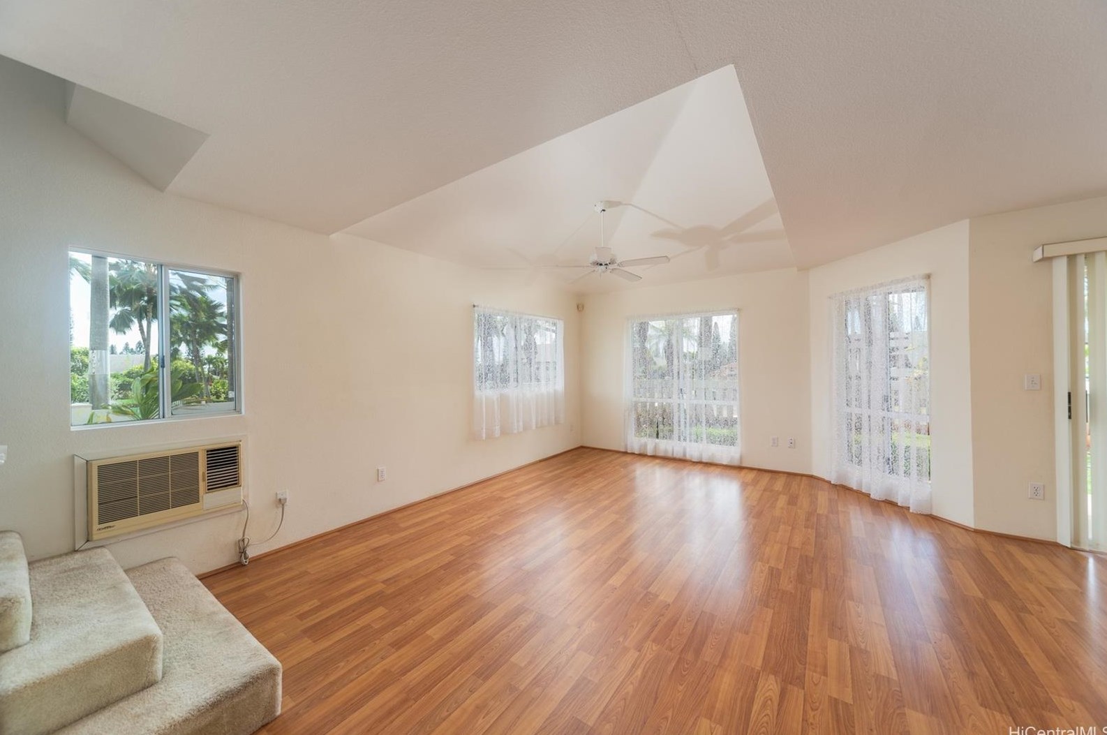 94-728 Lumiauau St, Waipahu, HI 96797-3961