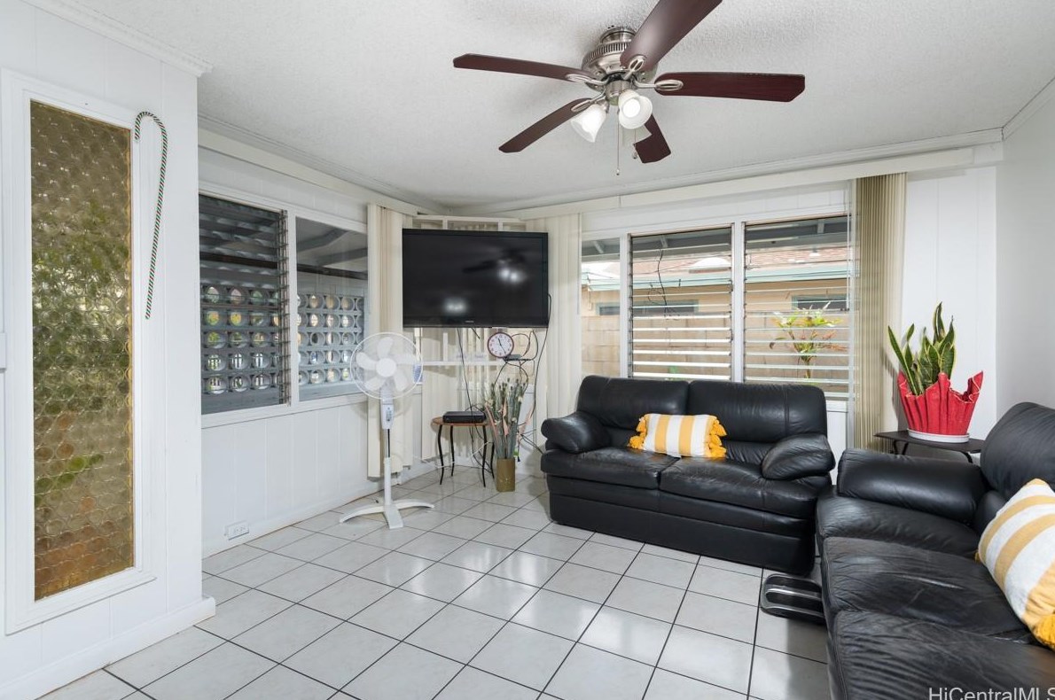 941481 Hiapo St, Waipahu, HI 96797