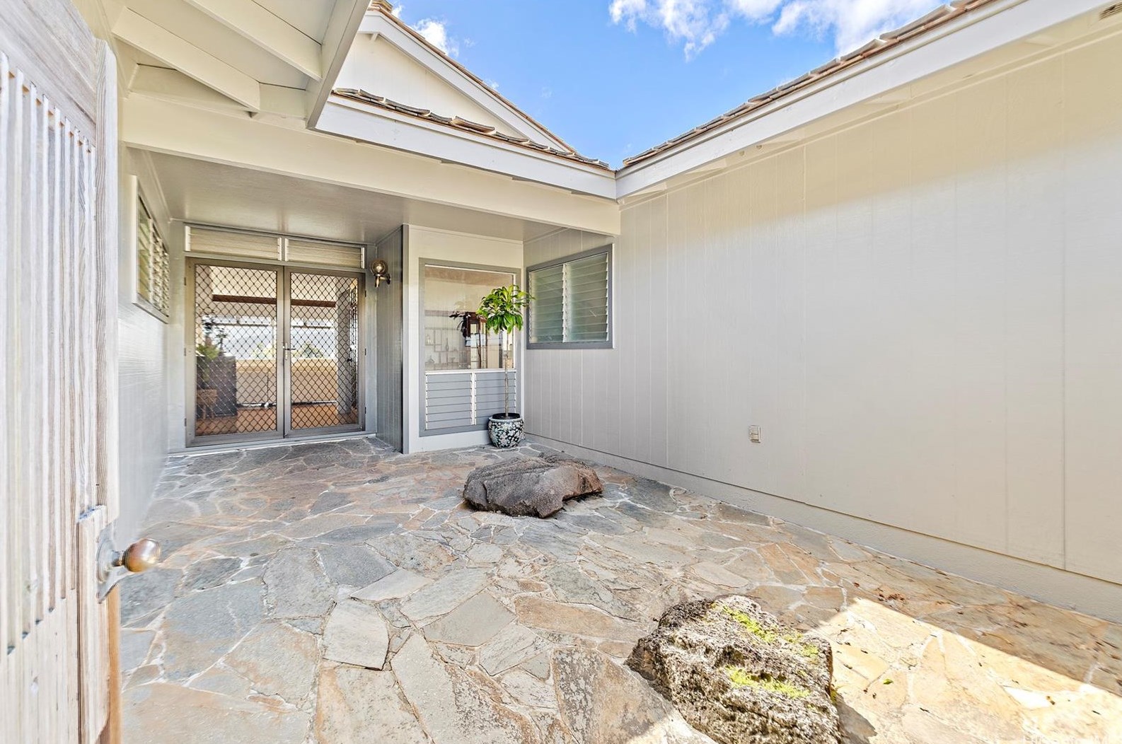 98-718 Keikialii St, Aiea, HI 96701