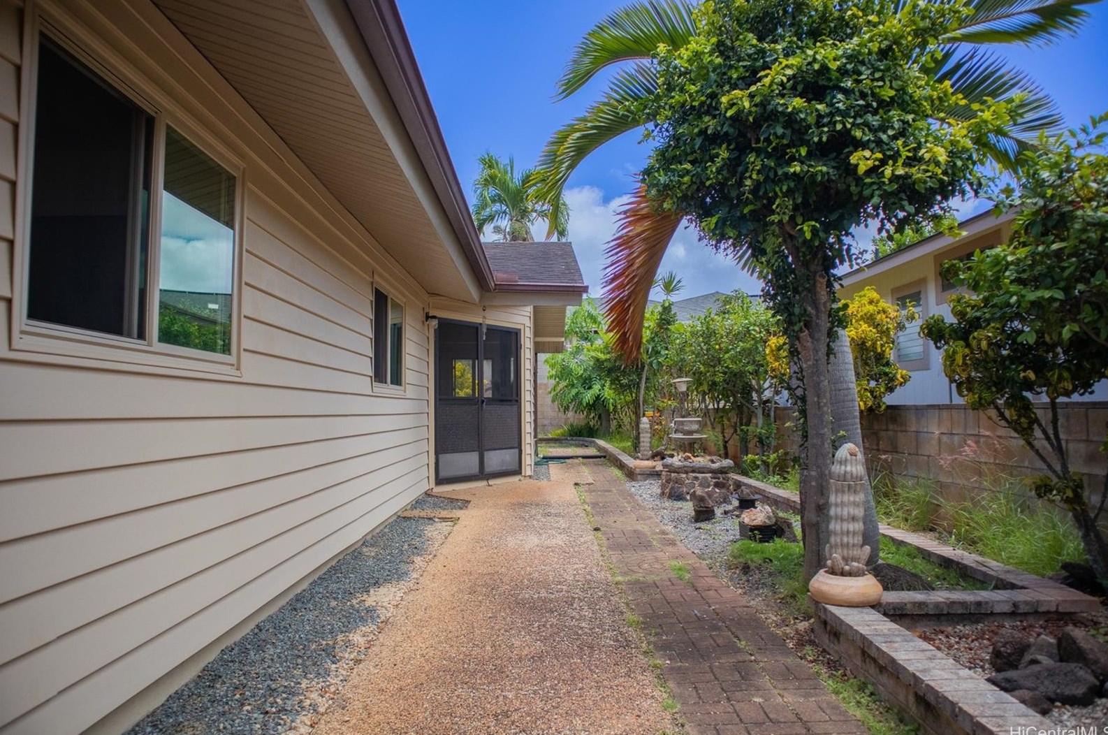 94-1069 Haalau St, Waipahu, HI 96797-4538
