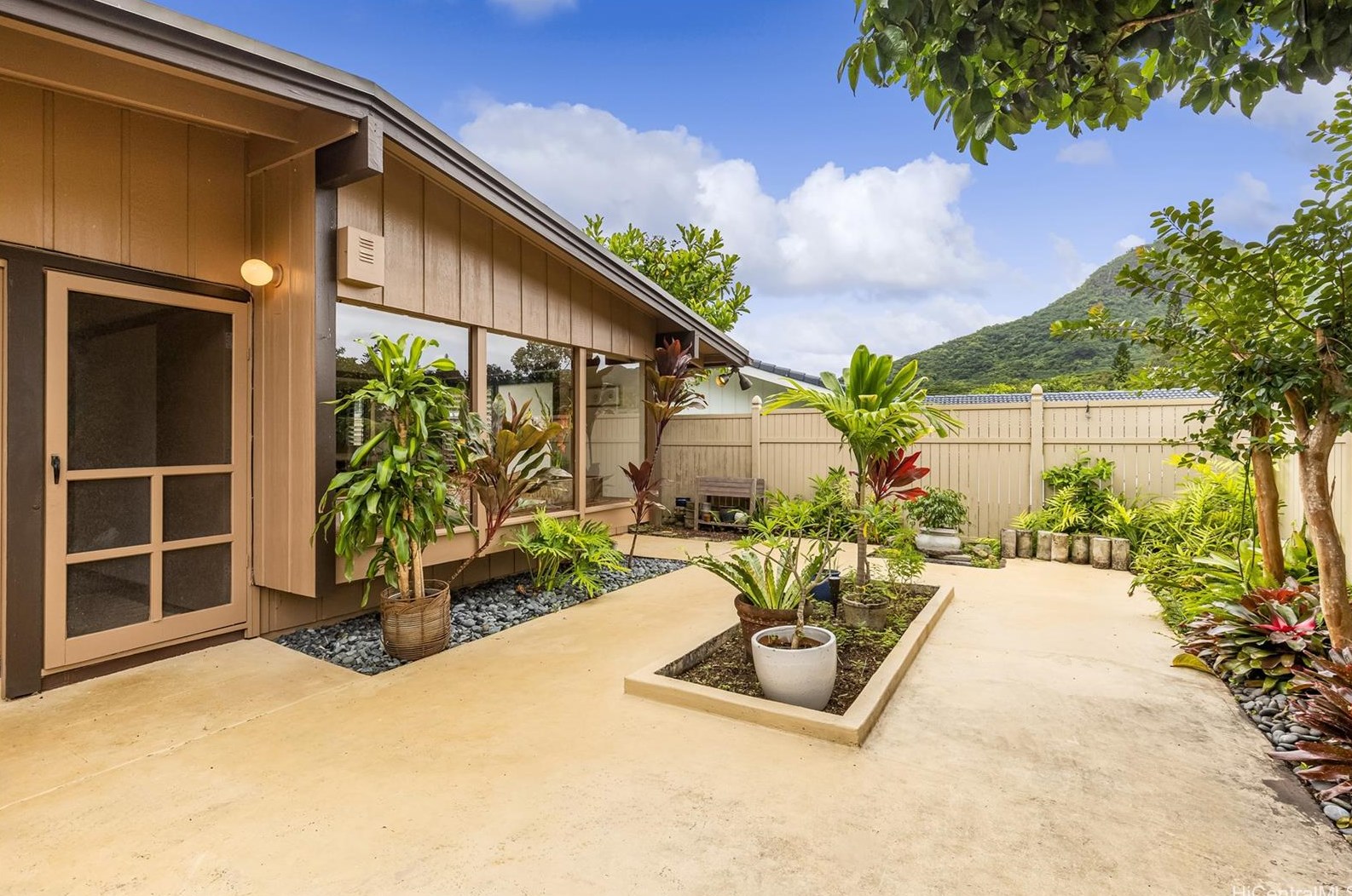 1245 Aloha Oe Dr, Kailua, HI 96734