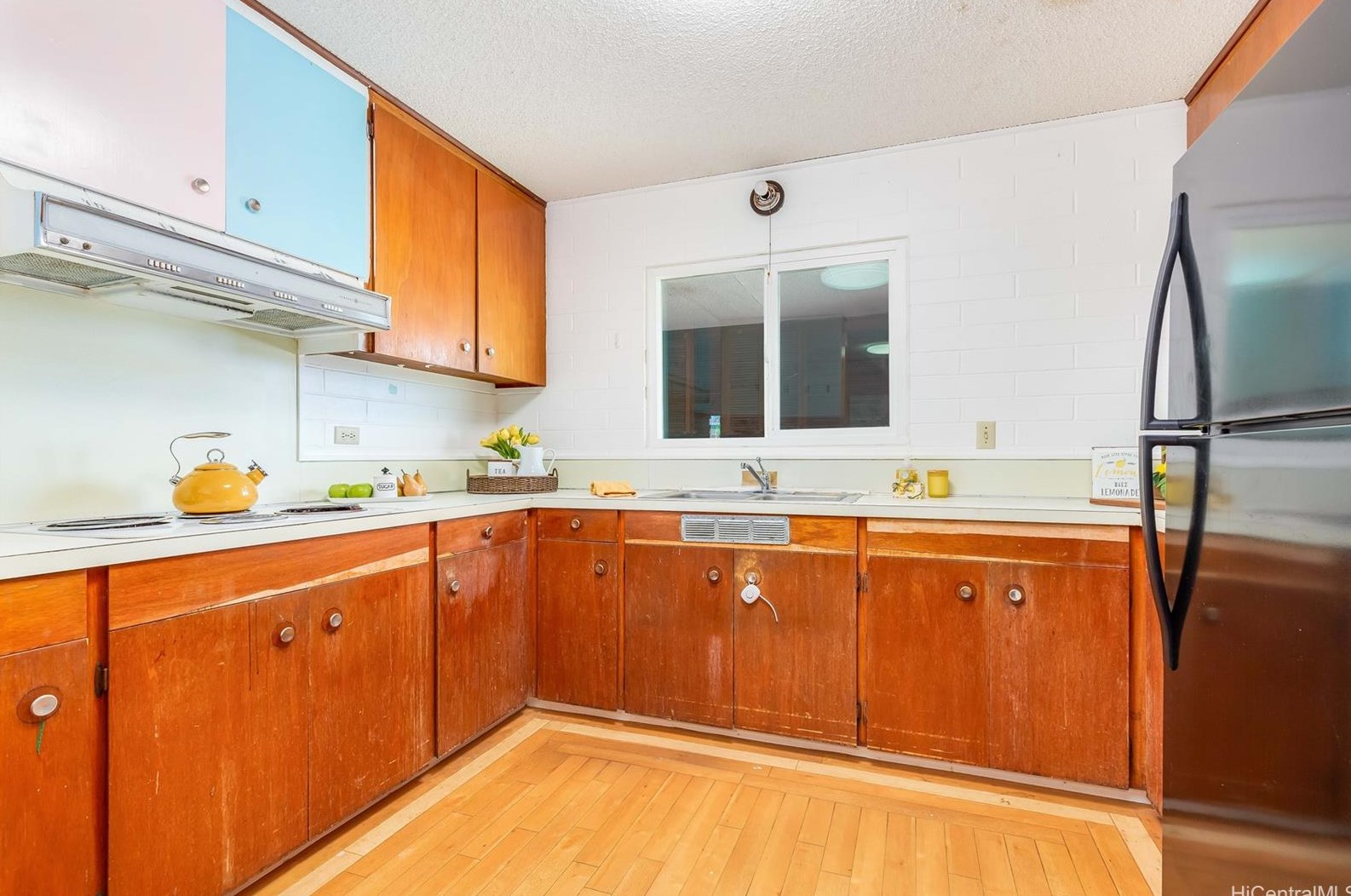 1277 Kaweloka St, Pearl City HI 96782-1940 exterior