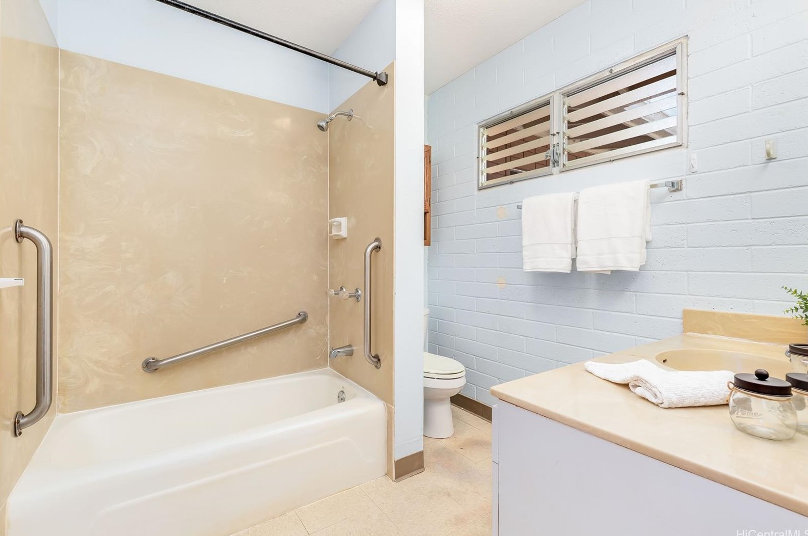 1277 Kaweloka St, Pearl City HI 96782-1940 exterior