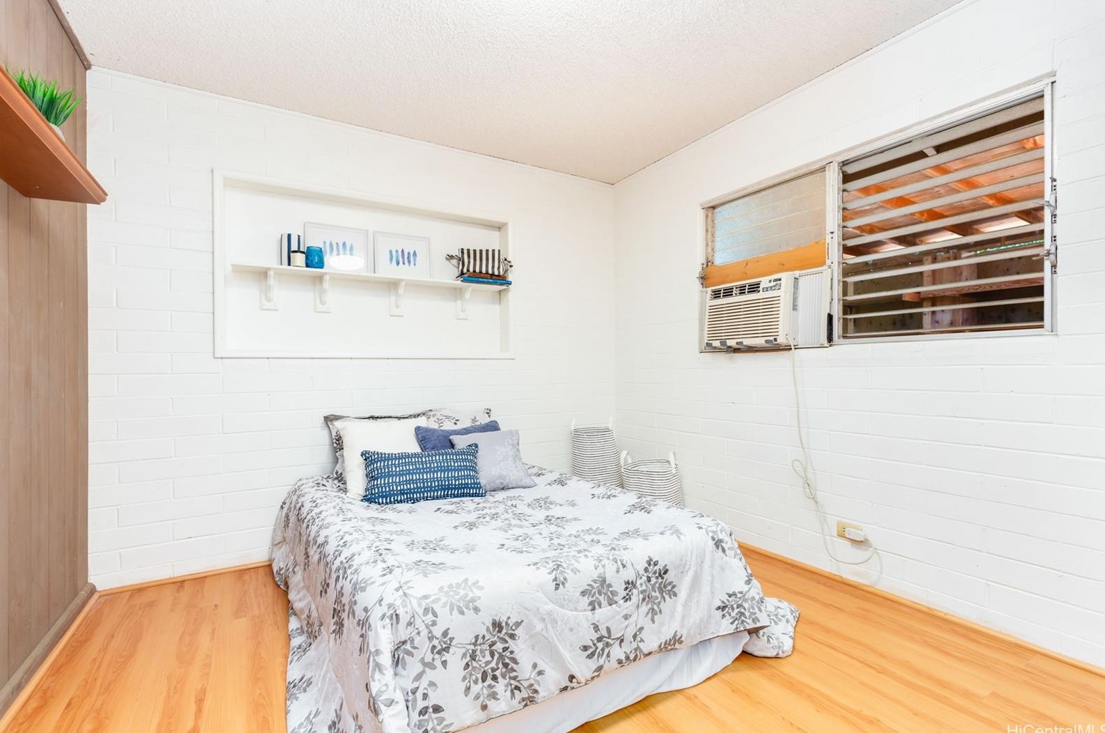 1277 Kaweloka St, Pearl City HI 96782-1940 exterior