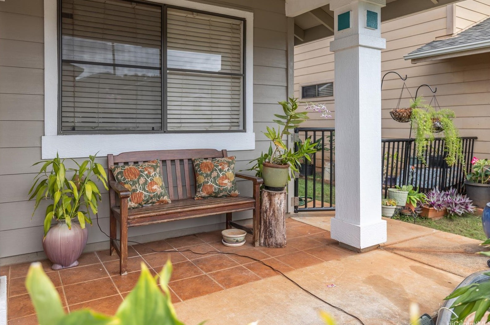 94-1028 Mawaho St, Waipahu, HI 96797-5809