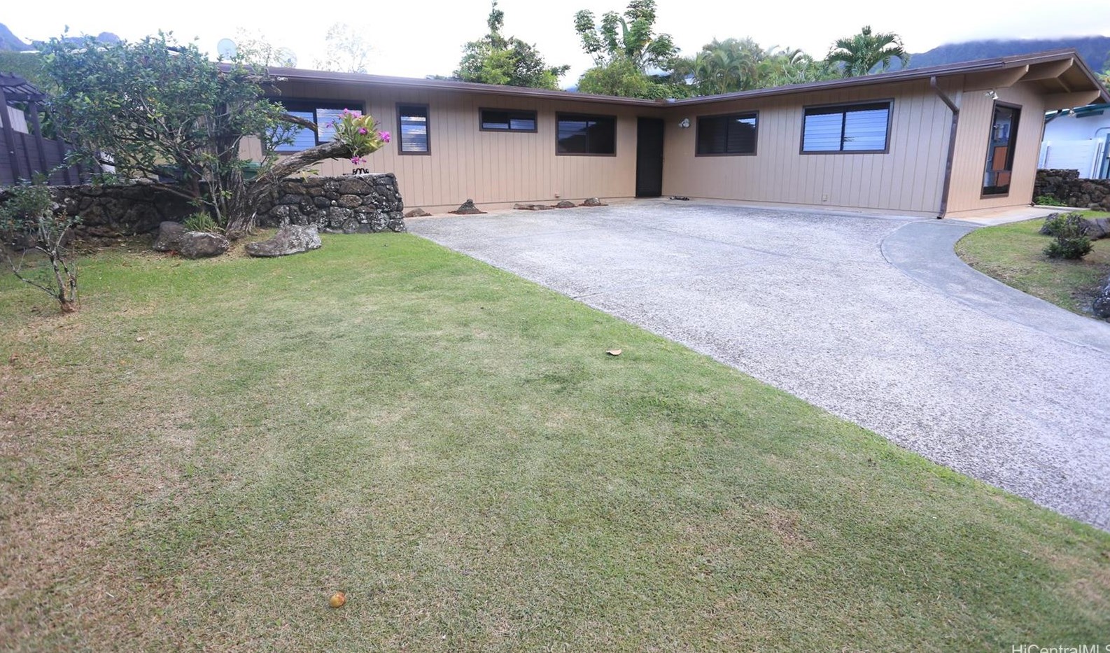 1074 Lunahooia Pl, Kailua, HI 96734