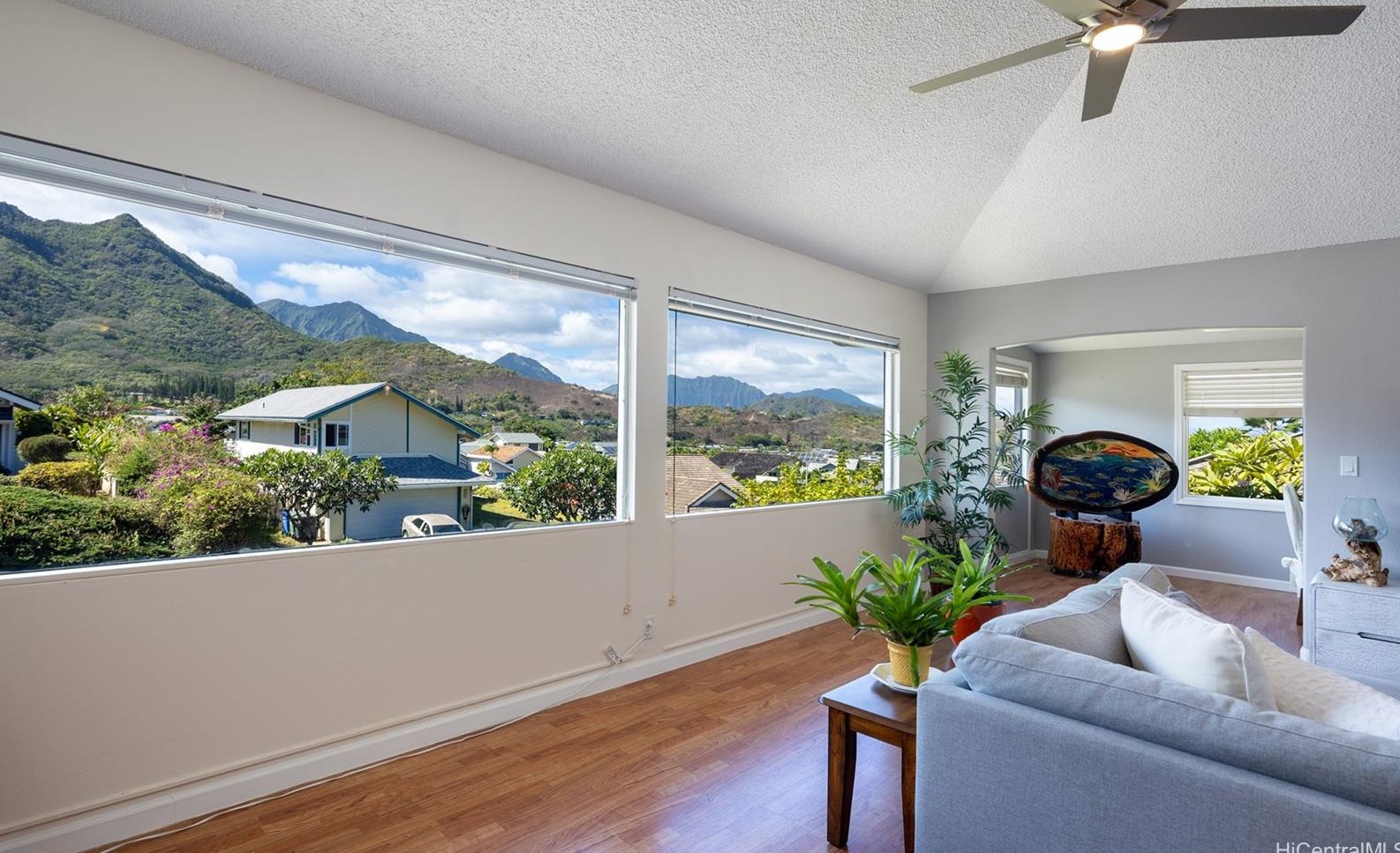 1563 Kanapuu Dr, Kailua, HI 96734-4180