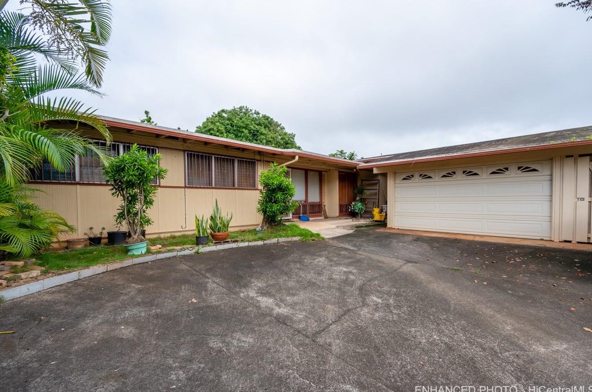 68 Kilani Ave, Wahiawa, HI 96786
