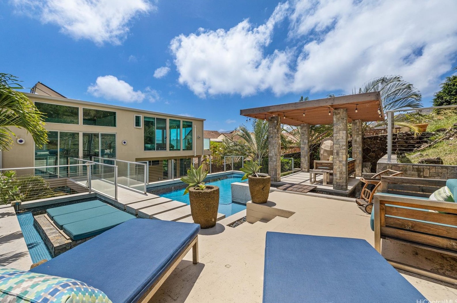1090 Kahului St, Honolulu HI  96825-2920 exterior