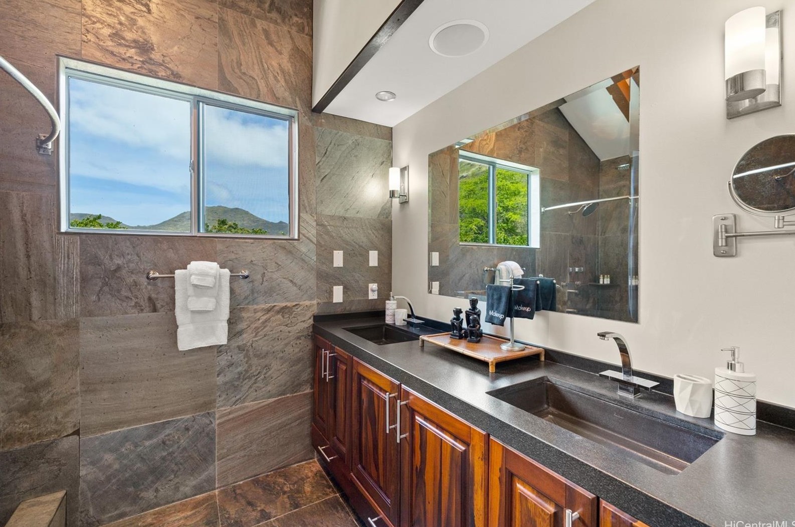 1090 Kahului St, Honolulu HI  96825-2920 exterior