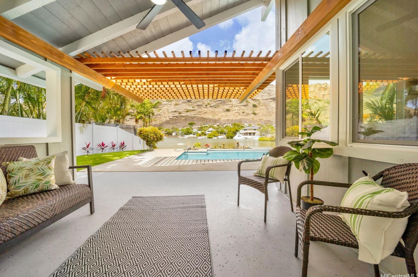 6847 Niumalu Loop, Honolulu HI  96825-1642 exterior