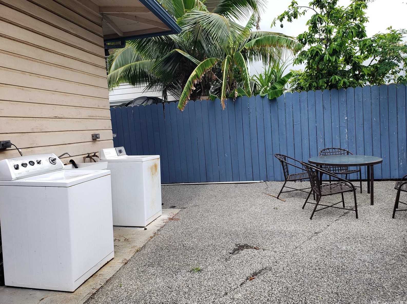 607 Isenberg St, Honolulu HI  96826-4539 exterior