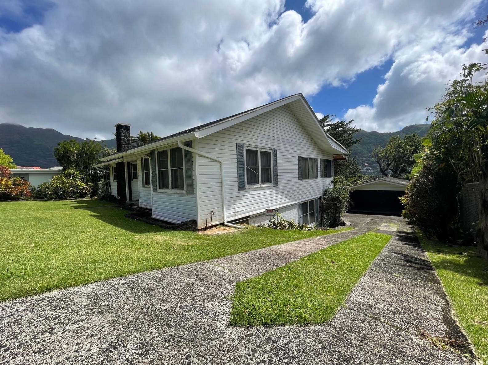 3257 Keahi St, Honolulu, HI 96822-1205