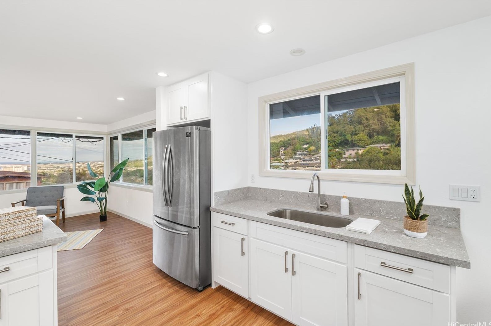 1582 Laulani St, Honolulu, HI 96819-3813
