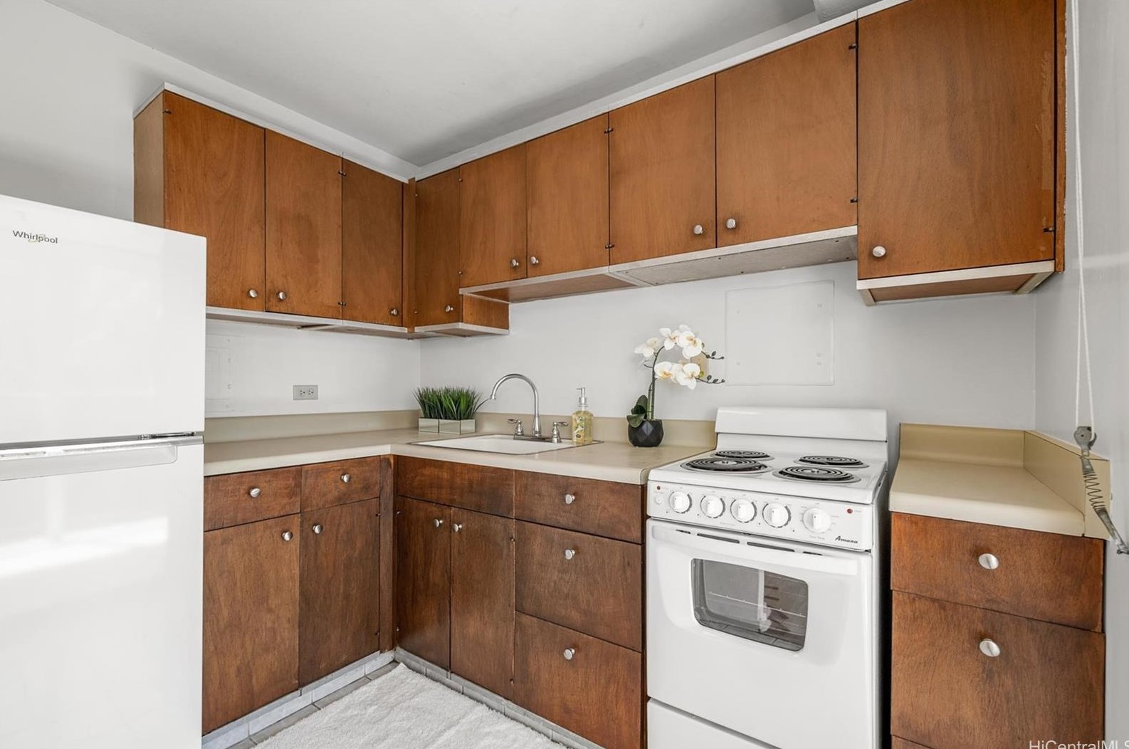 1415 Victoria St #204, Honolulu, HI 96822