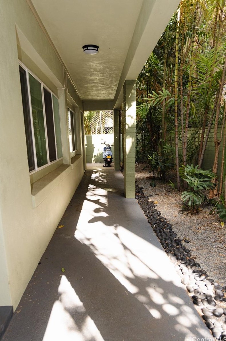 448 Kaiolu St, Honolulu HI 96815-2296 exterior