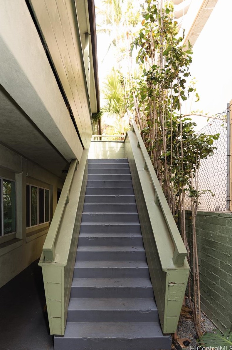 448 Kaiolu St, Honolulu HI 96815-2296 exterior