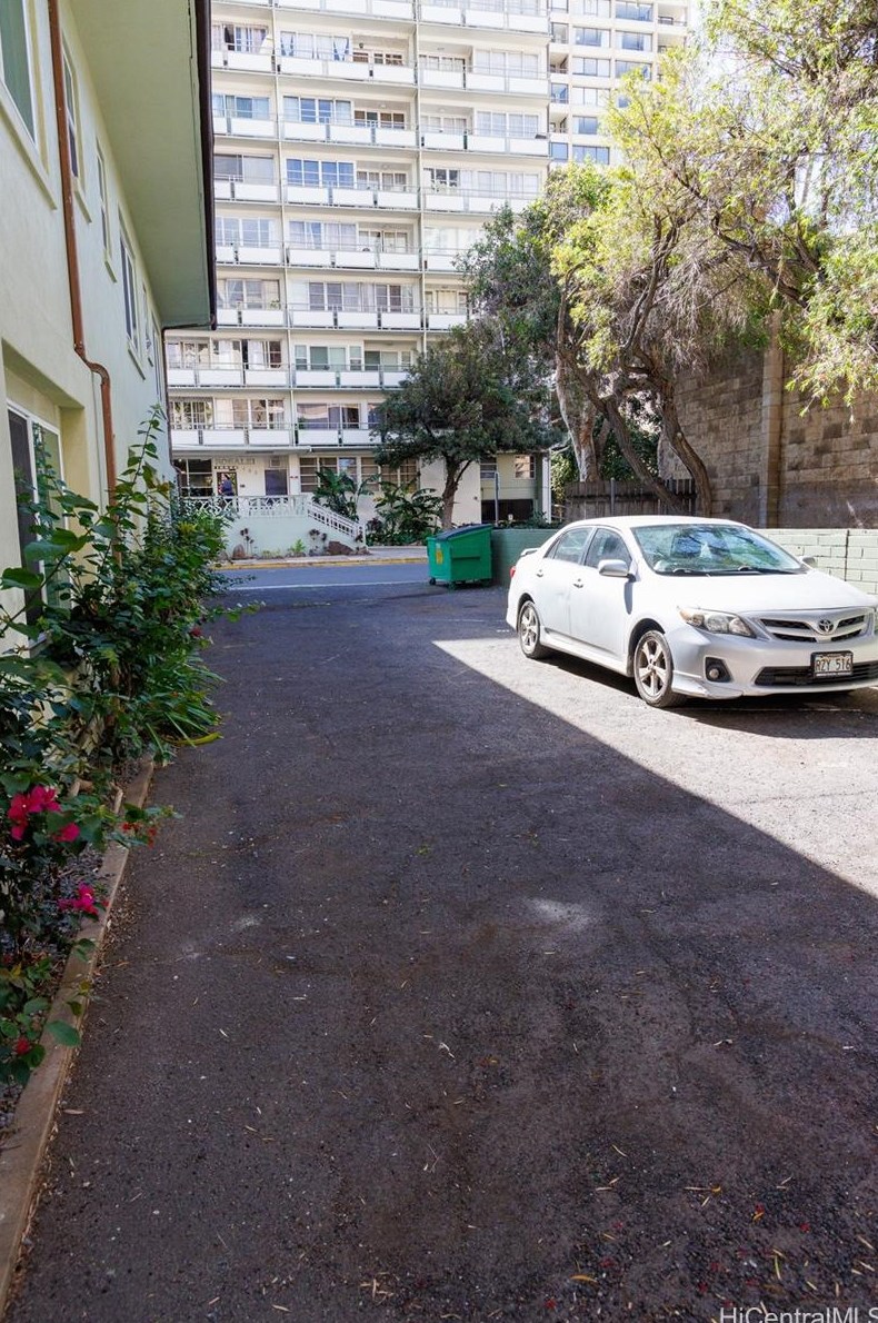 448 Kaiolu St, Honolulu HI 96815-2296 exterior