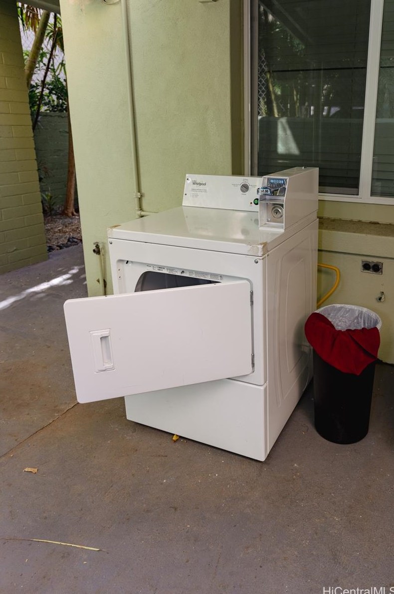 448 Kaiolu St, Honolulu HI 96815-2296 exterior