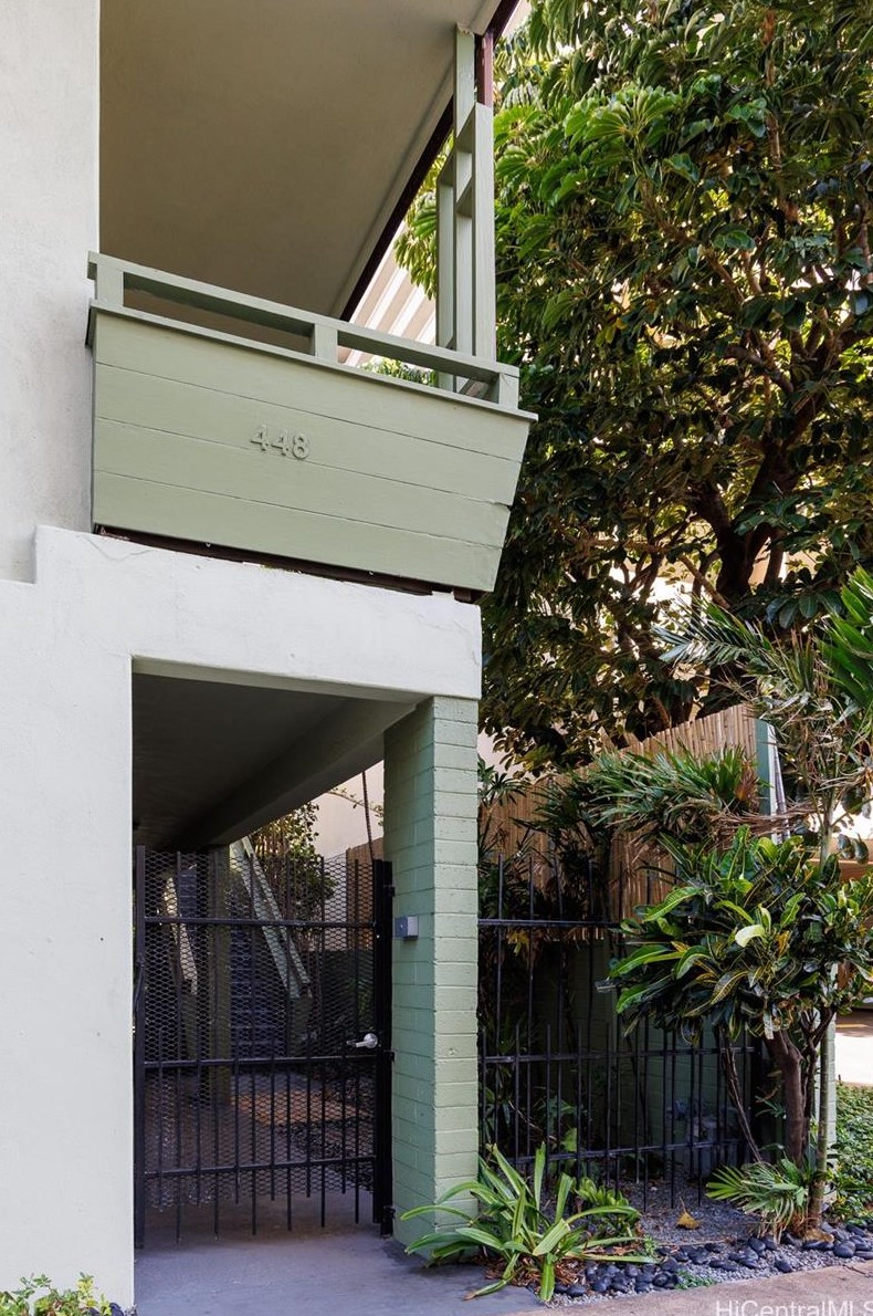 448 Kaiolu St, Honolulu HI 96815-2296 exterior