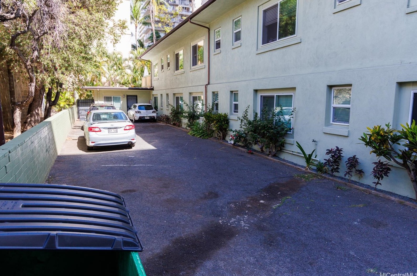 448 Kaiolu St, Honolulu HI 96815-2296 exterior