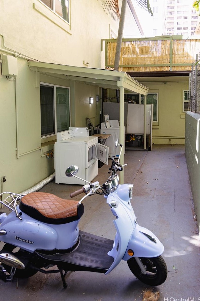 448 Kaiolu St, Honolulu HI 96815-2296 exterior