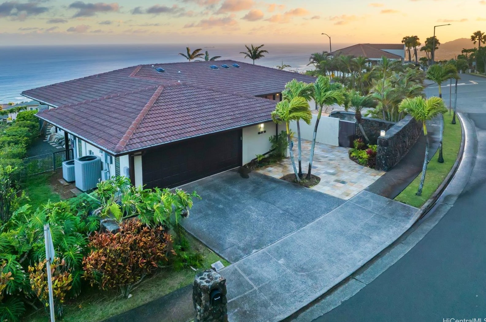 572 Maono Loop, Honolulu HI  96821-2527 exterior