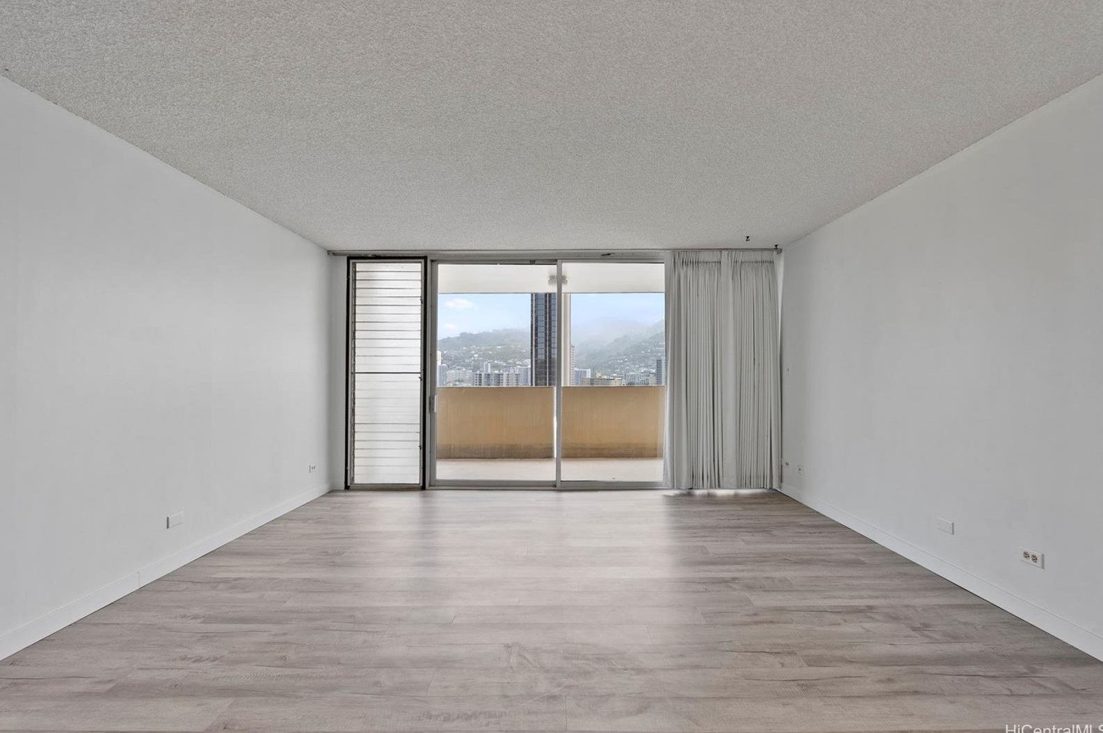 1561 Kanunu St #2007, Honolulu, HI 96814