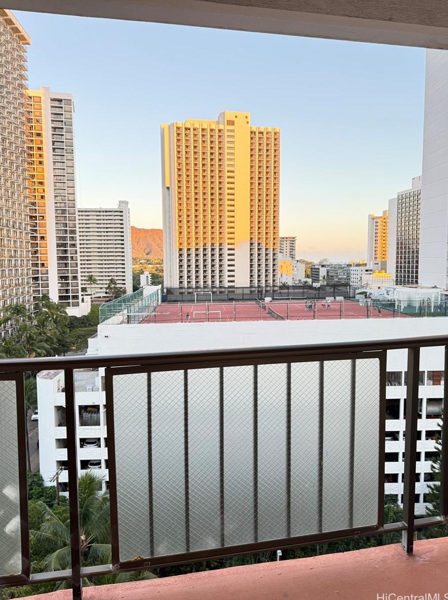 2465 Kuhio Ave, Honolulu HI  96815-4802 exterior