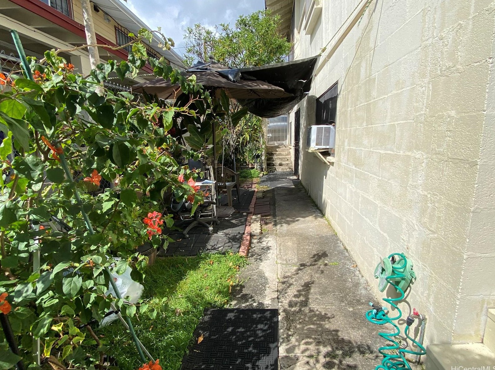 629 Ihe St, Honolulu HI  96817-2240 exterior