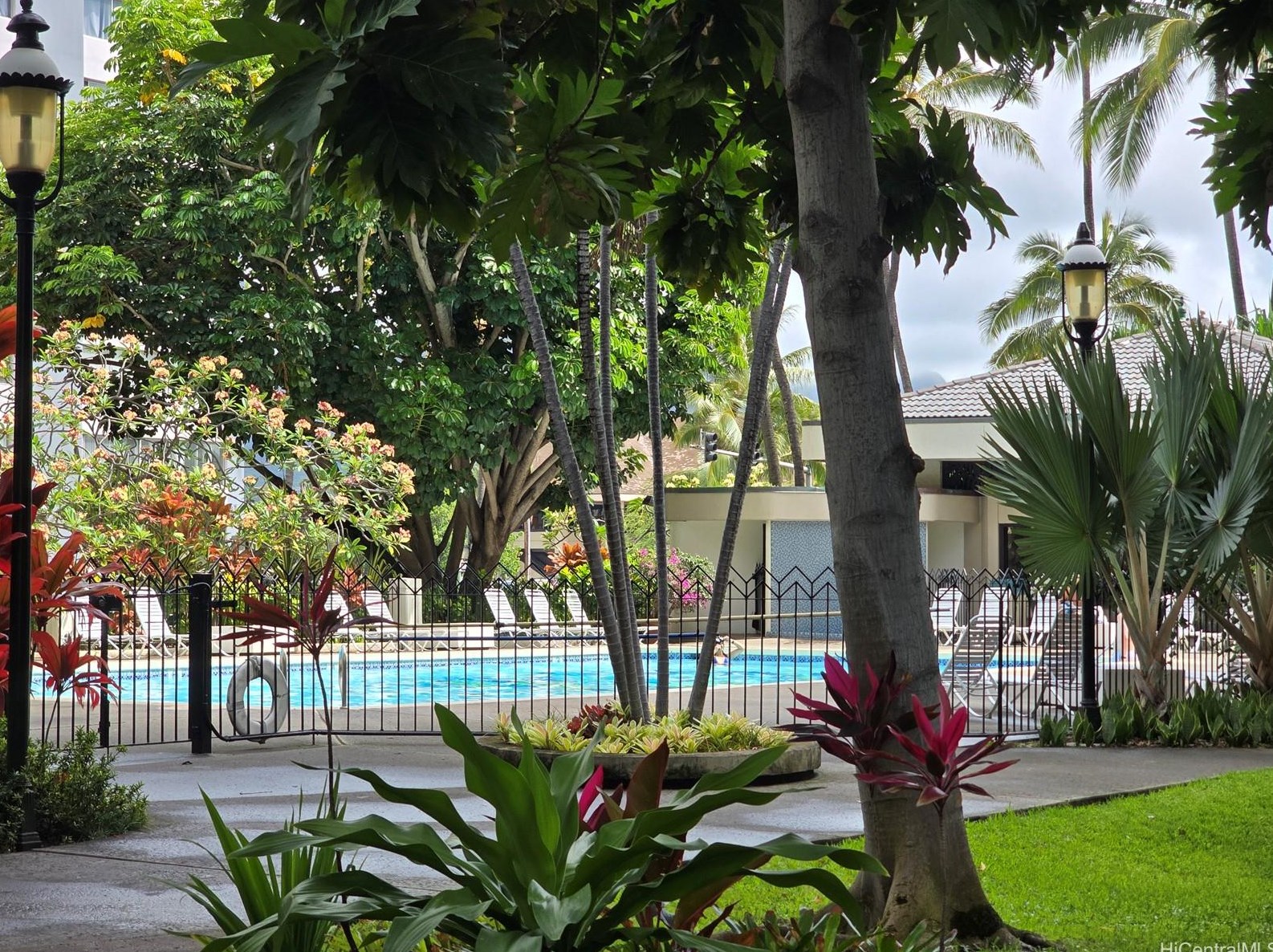 300 Wai Nani Way, Honolulu HI 96815-3961 exterior