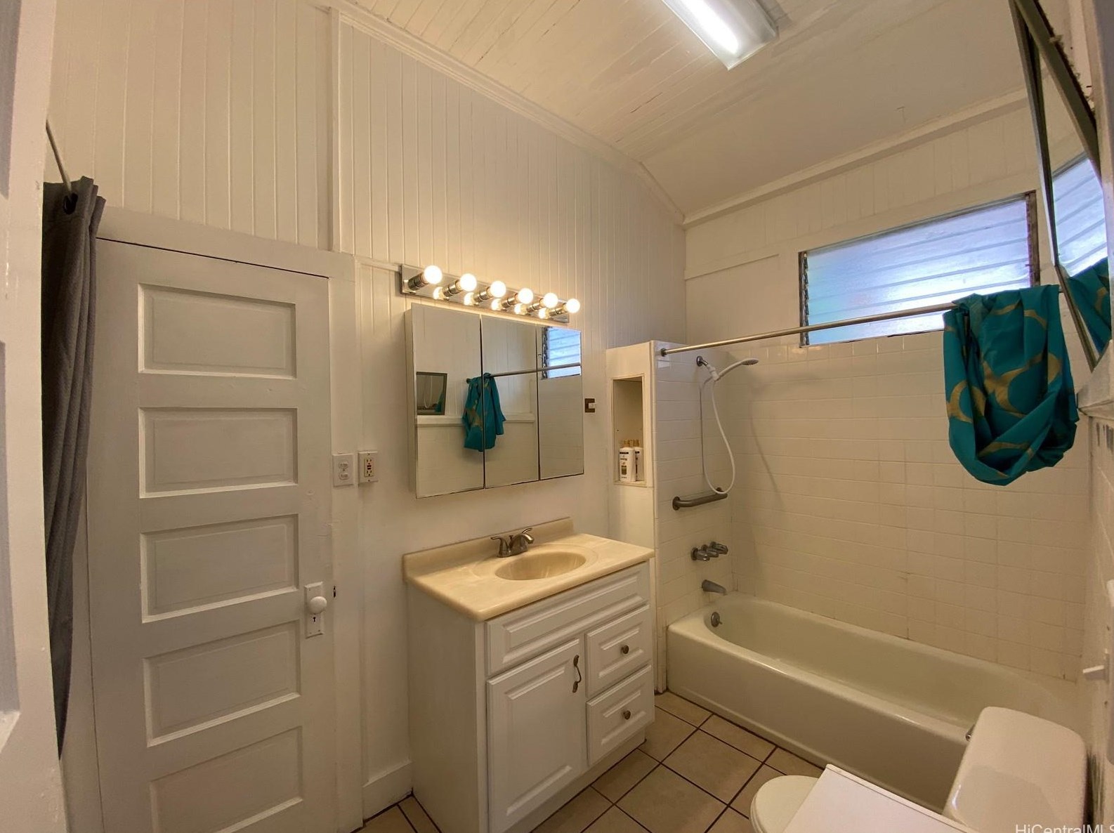629 Ihe St, Honolulu HI  96817-2240 exterior