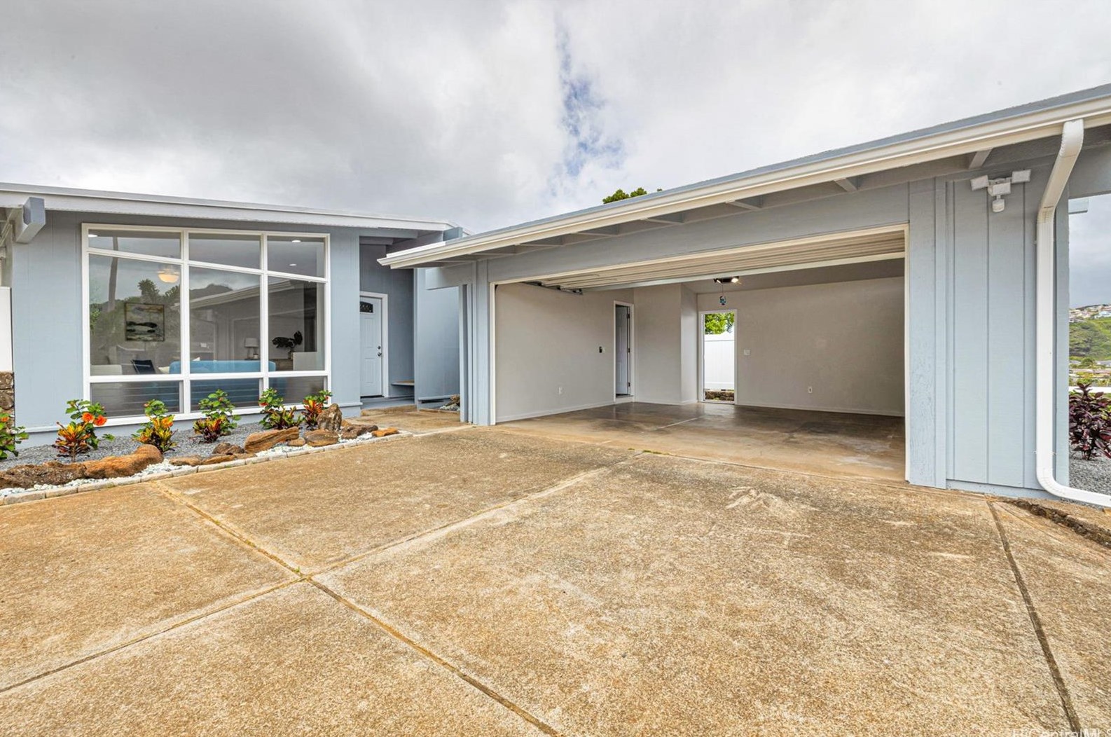 671 Waikanaloa St, Honolulu, HI 96825