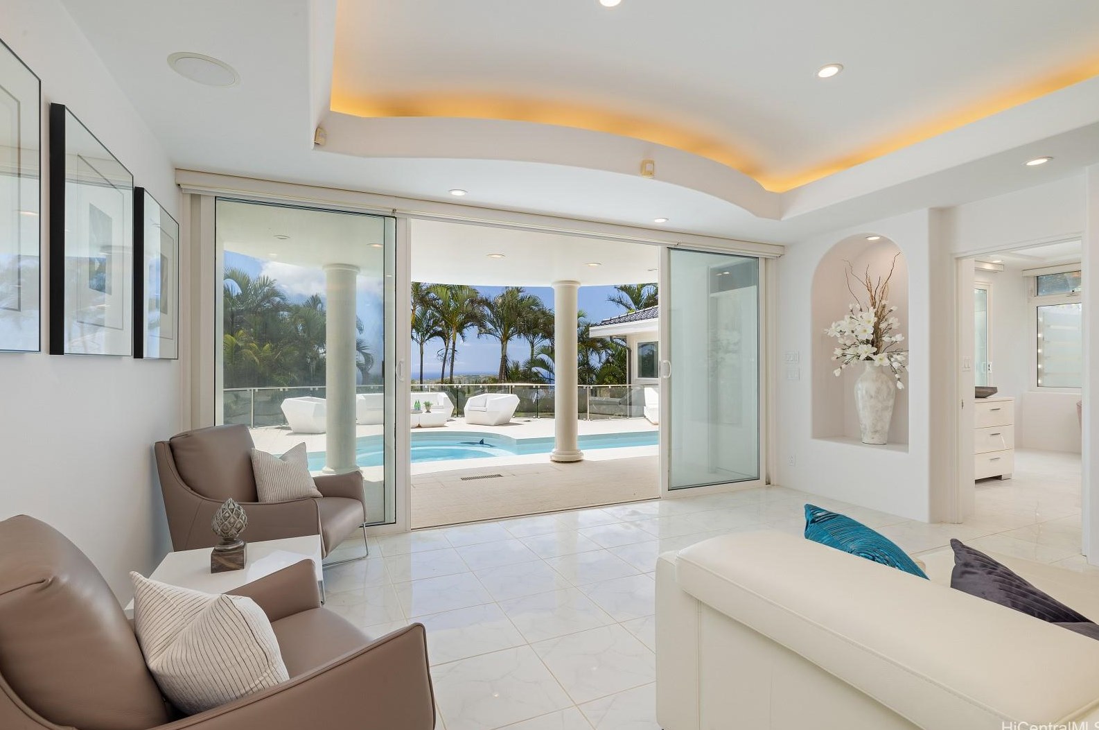 875 Ikena Cir, Honolulu HI  96821-2552 exterior