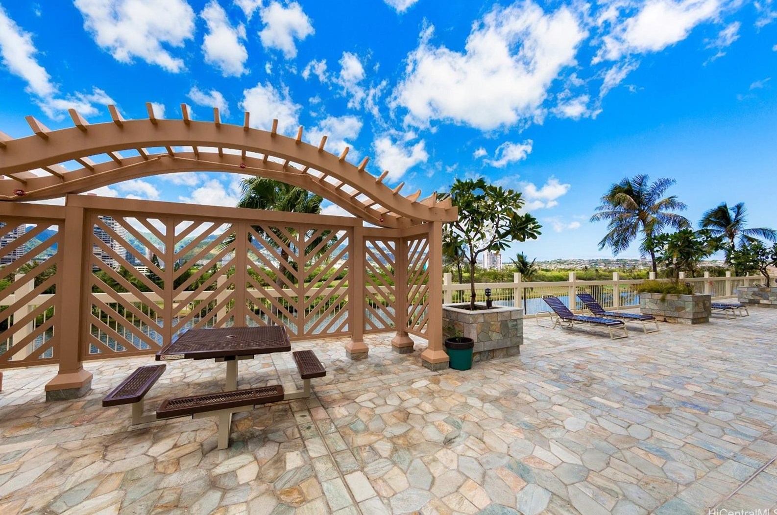 445 Seaside Ave, Honolulu HI  96815-2640 exterior