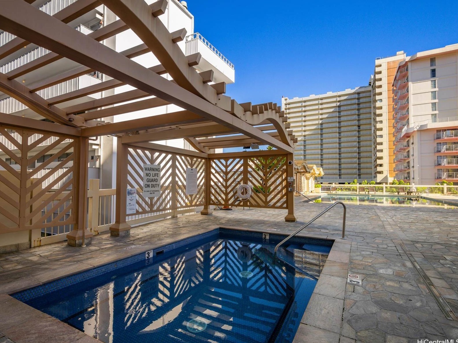 445 Seaside Ave, Honolulu HI  96815-2640 exterior